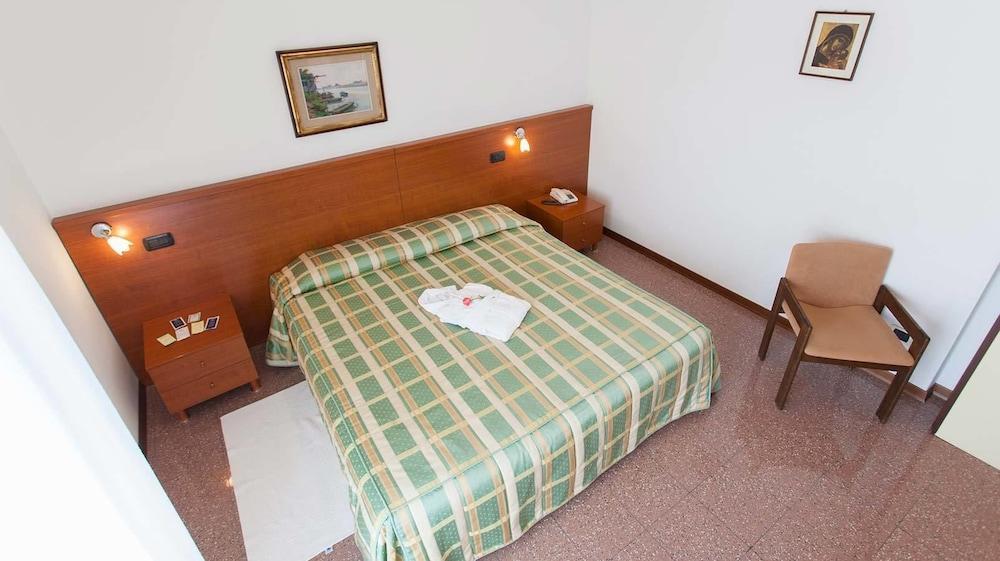 Hotel Rossini Tabiano Terme エクステリア 写真
