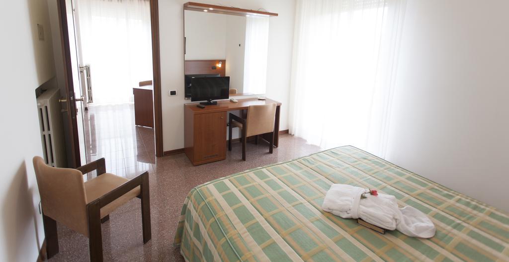 Hotel Rossini Tabiano Terme エクステリア 写真