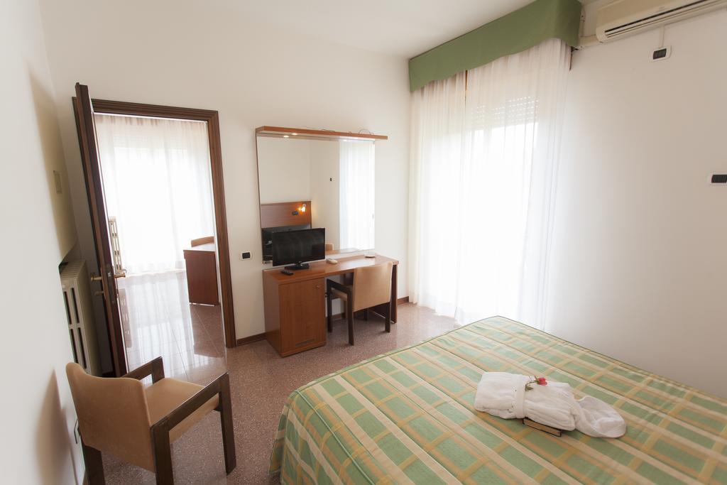 Hotel Rossini Tabiano Terme エクステリア 写真