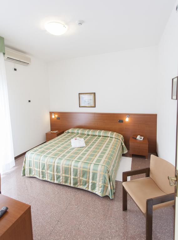 Hotel Rossini Tabiano Terme エクステリア 写真