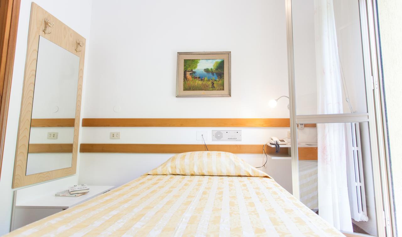 Hotel Rossini Tabiano Terme エクステリア 写真