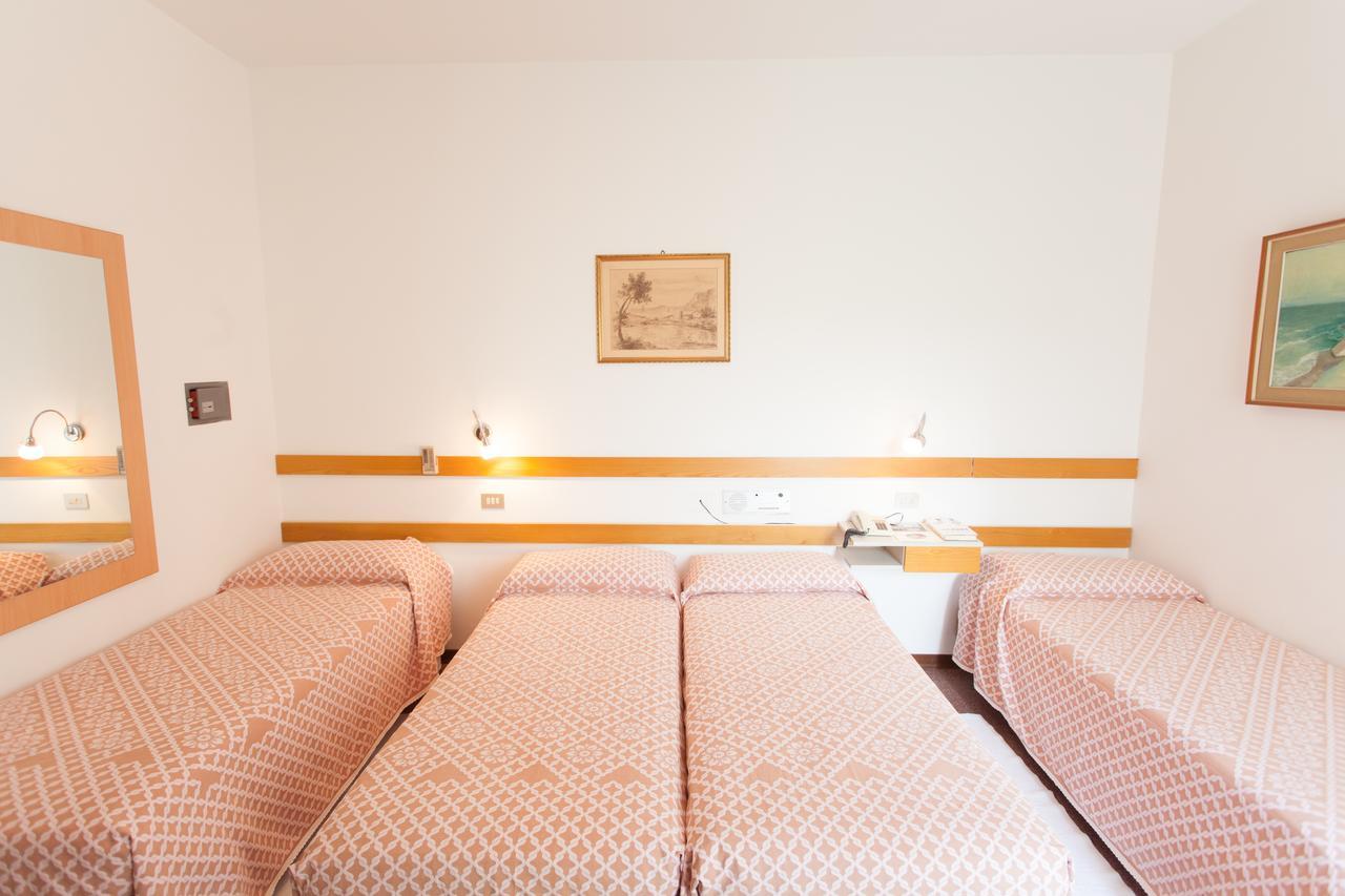 Hotel Rossini Tabiano Terme エクステリア 写真