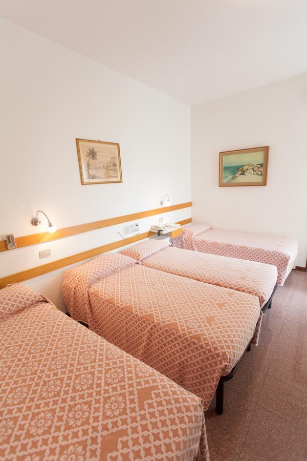Hotel Rossini Tabiano Terme エクステリア 写真