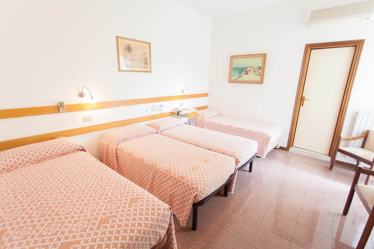 Hotel Rossini Tabiano Terme エクステリア 写真